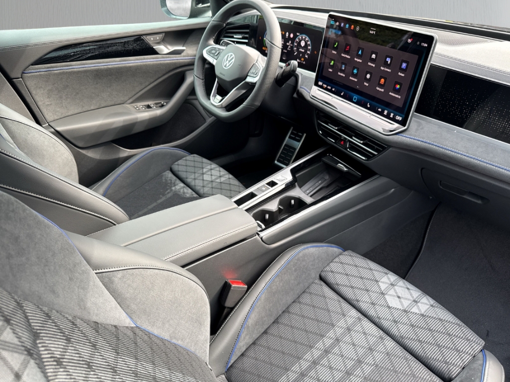 Fahrzeugabbildung Volkswagen Passat Variant 1.5 eHybrid DSG R-Line AHK PANO NAVI