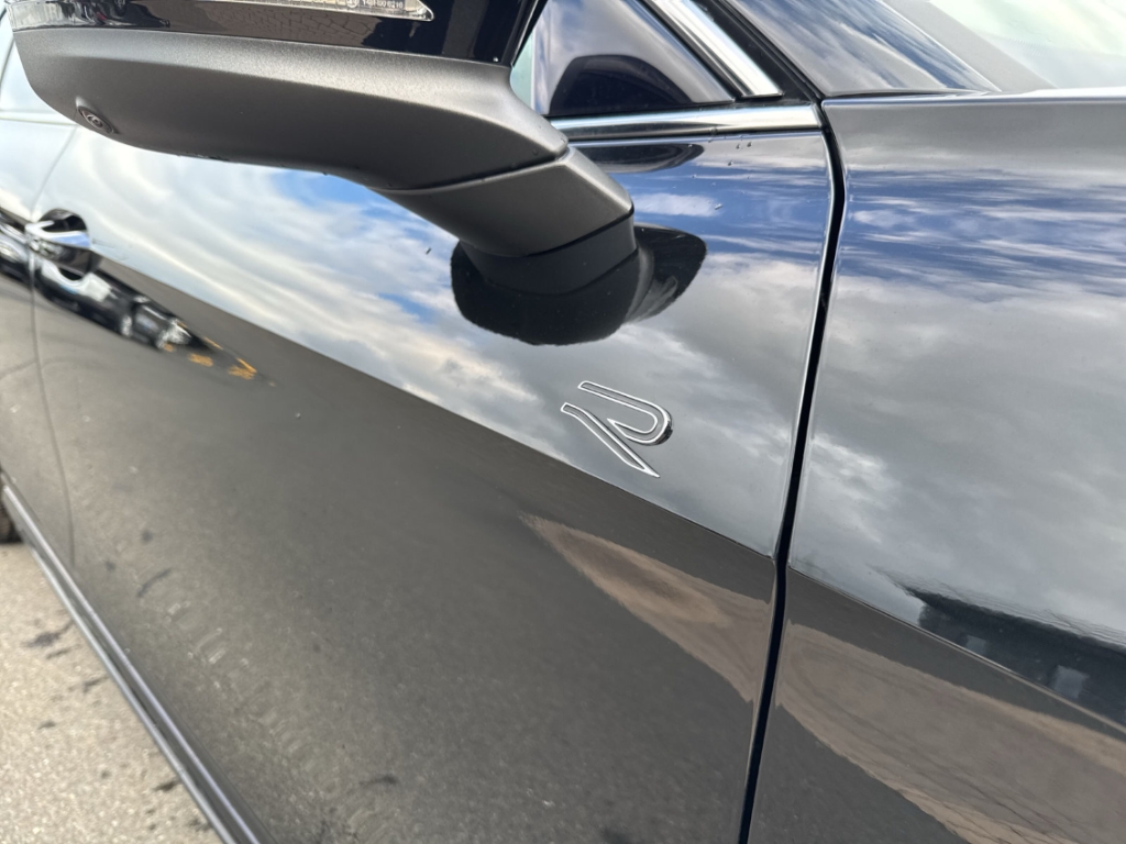 Fahrzeugabbildung Volkswagen Passat Variant 1.5 eHybrid DSG R-Line AHK PANO NAVI