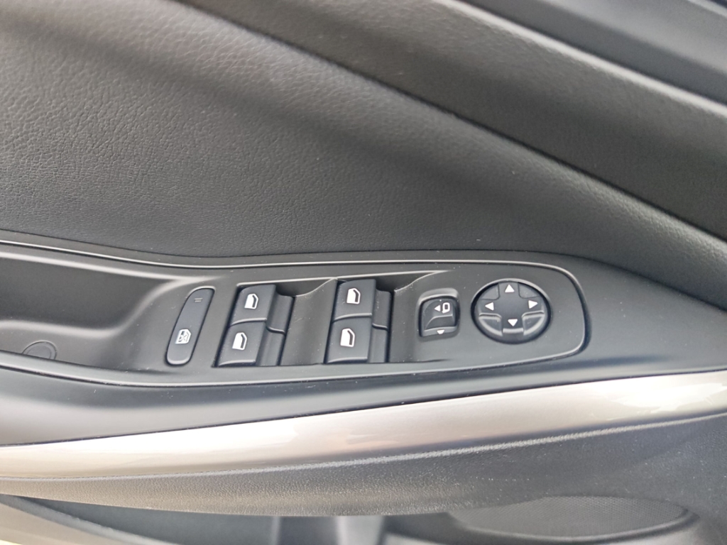 Fahrzeugabbildung Opel Grandland 1.2 Ultimate Elegance Matrix AHK ACC