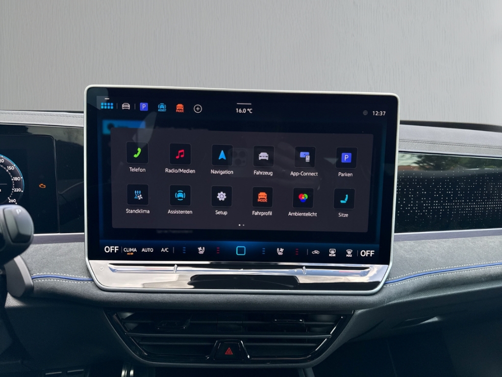 Fahrzeugabbildung Volkswagen Passat Variant 2.0 TDI DSG 4M R-Line AHK Standheiz PANO IQ.Drive