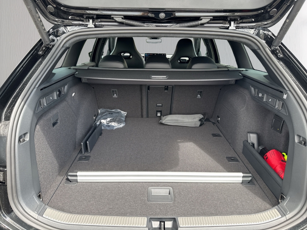 Fahrzeugabbildung Volkswagen Passat Variant 2.0 TDI DSG 4M R-Line AHK Standheiz PANO IQ.Drive