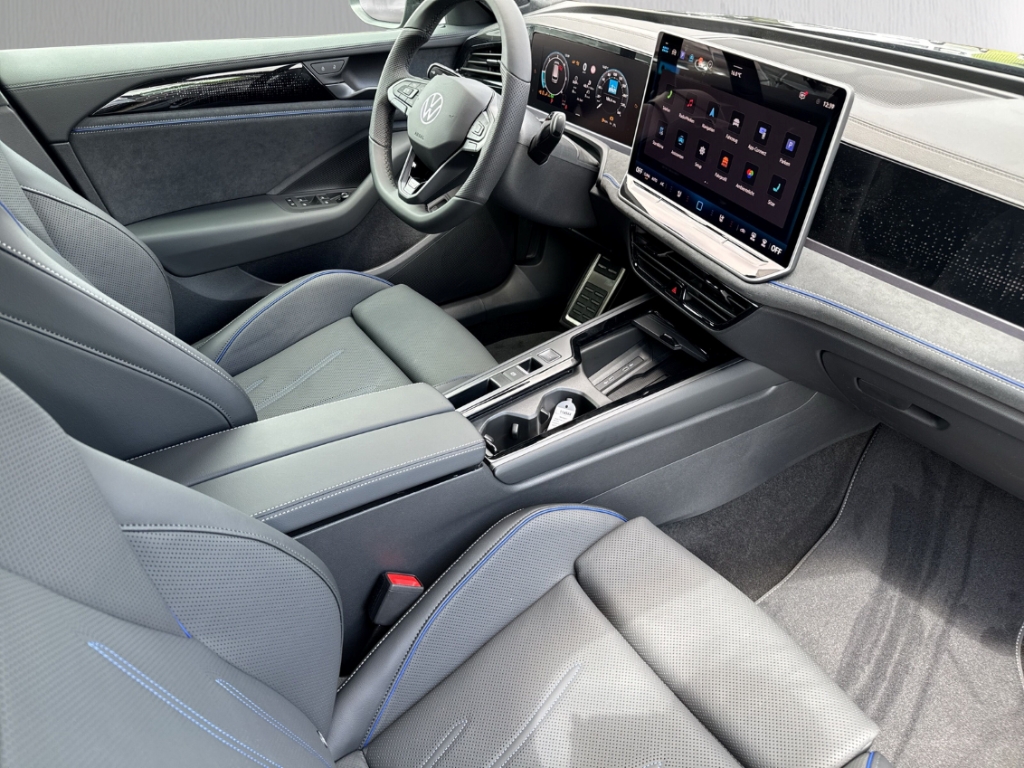 Fahrzeugabbildung Volkswagen Passat Variant 2.0 TDI DSG 4M R-Line AHK Standheiz PANO IQ.Drive