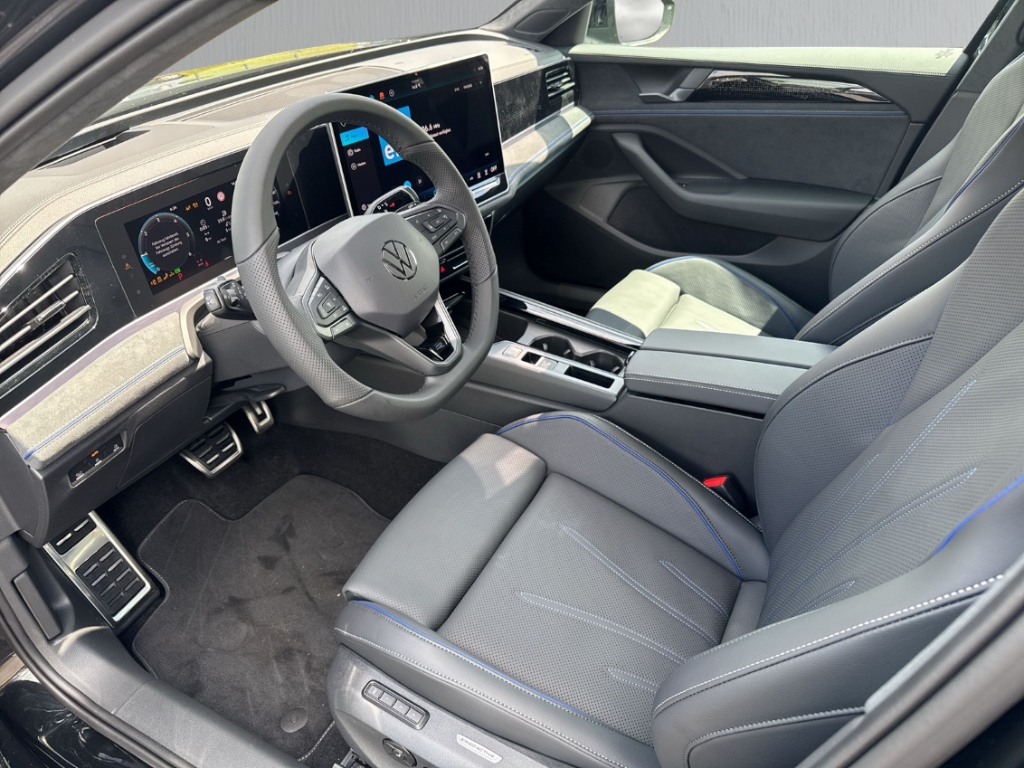 Fahrzeugabbildung Volkswagen Passat Variant 2.0 TDI DSG 4M R-Line AHK Standheiz PANO IQ.Drive