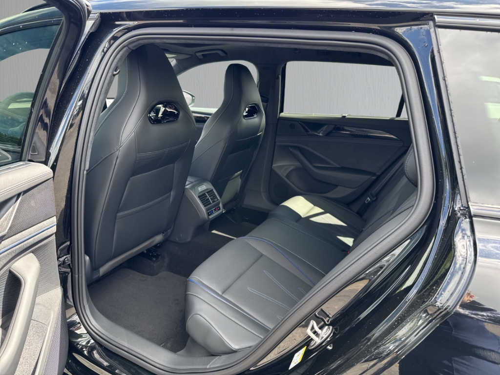 Fahrzeugabbildung Volkswagen Passat Variant 2.0 TDI DSG 4M R-Line AHK Standheiz PANO IQ.Drive