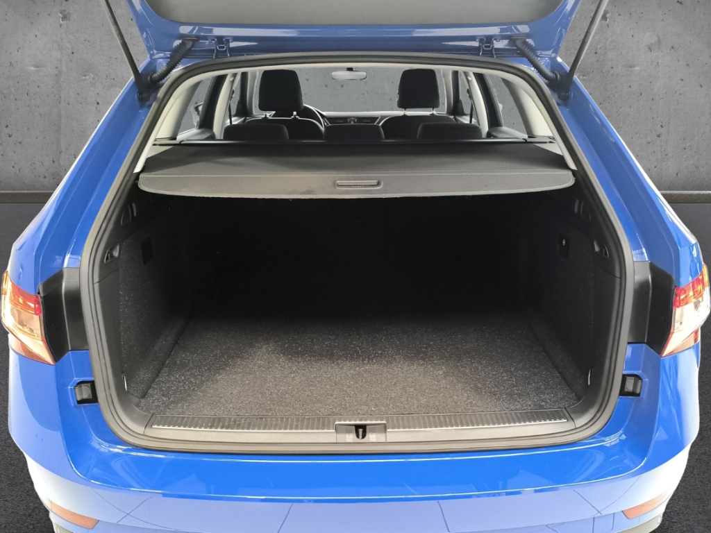 Fahrzeugabbildung SKODA Superb Combi 1.4TSI iV DSG Ambition Navi SHZ PDC