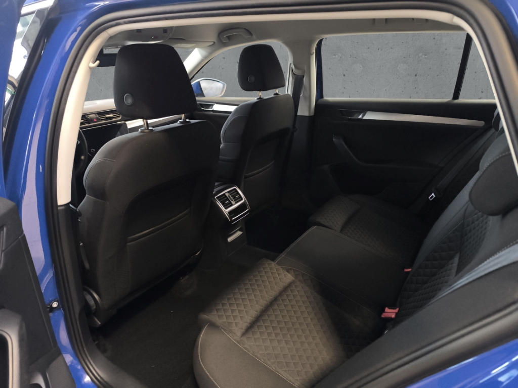 Fahrzeugabbildung SKODA Superb Combi 1.4TSI iV DSG Ambition Navi SHZ PDC