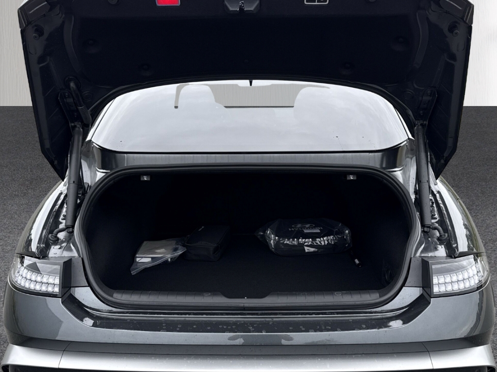 Fahrzeugabbildung Hyundai IONIQ 6 EV FL MY26 84kWh 2WD CENTRIQ Matrix LED Blendfreies Fernl. Kurvenlicht ACC
