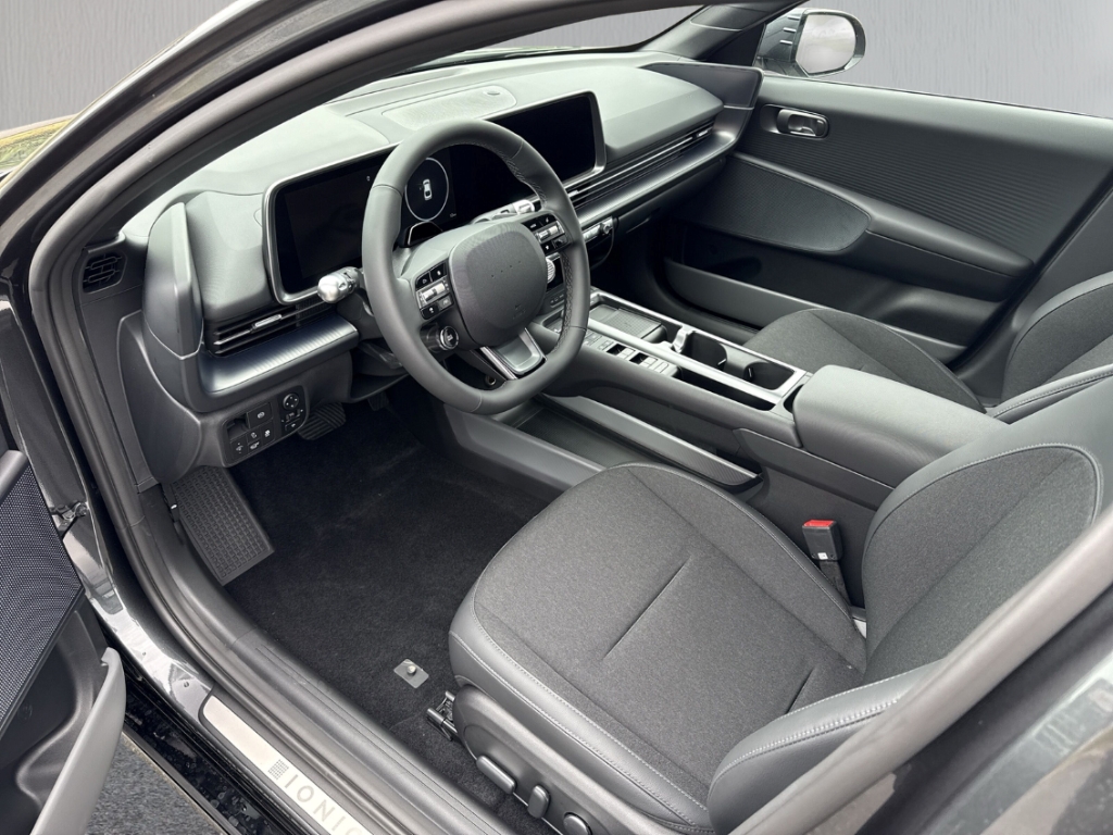 Fahrzeugabbildung Hyundai IONIQ 6 EV FL MY26 84kWh 2WD CENTRIQ Matrix LED Blendfreies Fernl. Kurvenlicht ACC