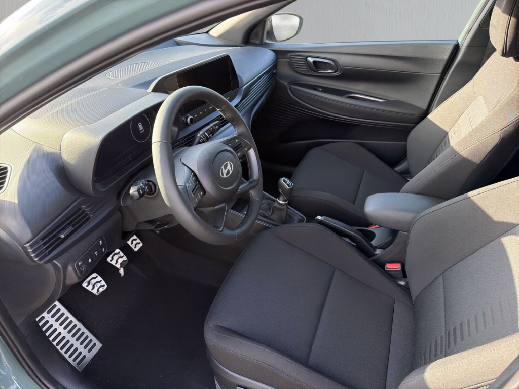 Fahrzeugabbildung Hyundai BAYON FL MY26 1.0 T-GDI MT Blackline Navi Digitales Cockpit LED Apple CarPlay Android Auto