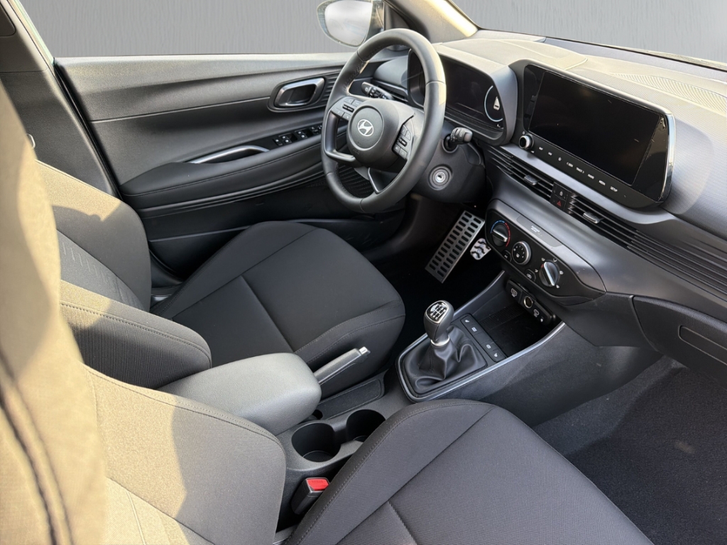 Fahrzeugabbildung Hyundai BAYON FL MY26 1.0 T-GDI MT Blackline Navi Digitales Cockpit LED Apple CarPlay Android Auto