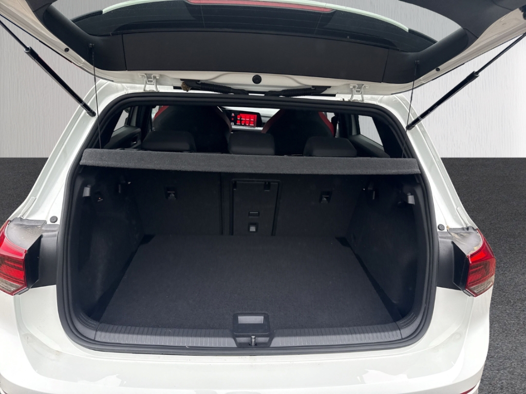 Fahrzeugabbildung Volkswagen Golf VIII 2.0 DSG AHK LED+ LHZ SHZ digiCock PDC