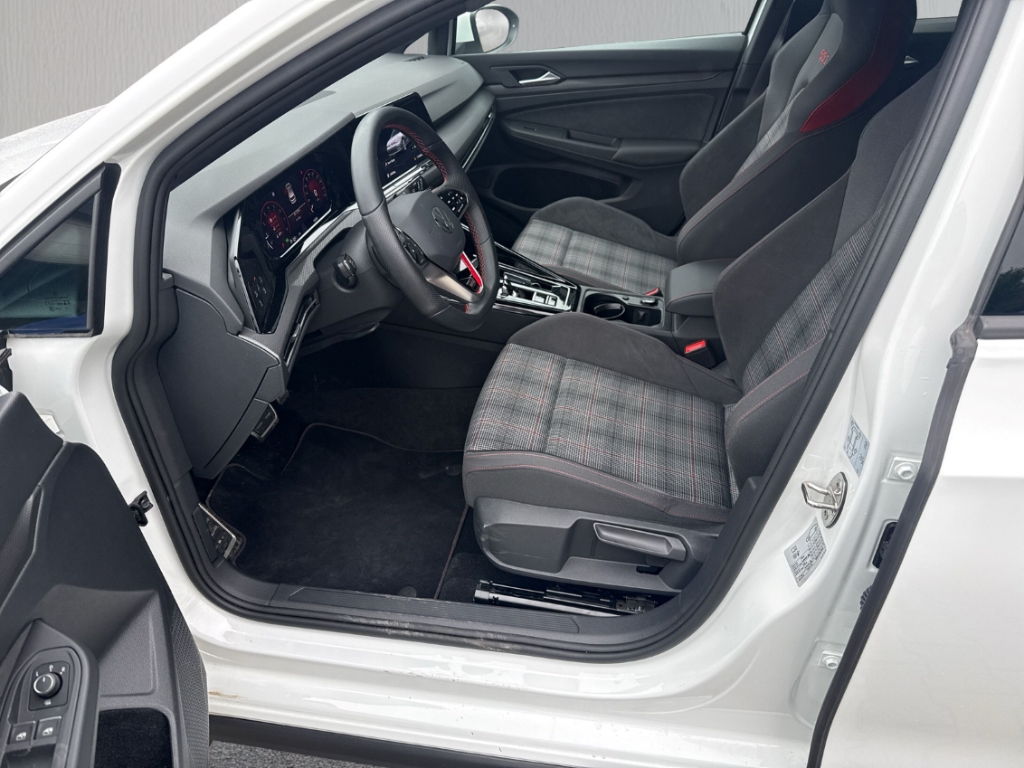 Fahrzeugabbildung Volkswagen Golf VIII 2.0 DSG AHK LED+ LHZ SHZ digiCock PDC