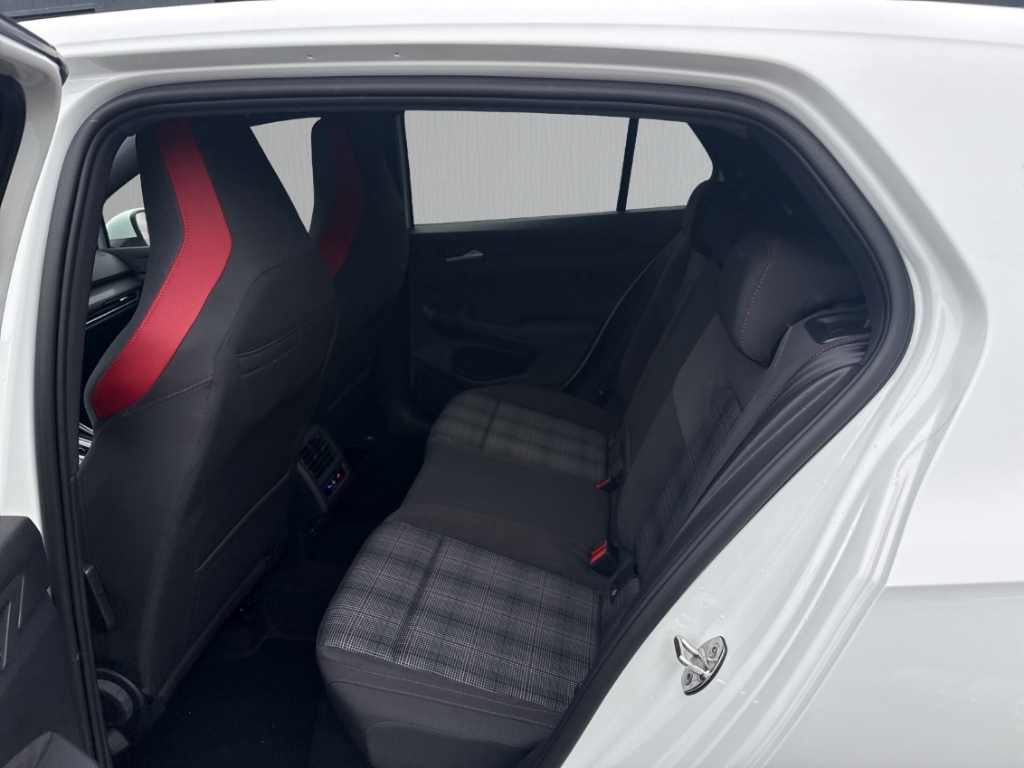 Fahrzeugabbildung Volkswagen Golf VIII 2.0 DSG AHK LED+ LHZ SHZ digiCock PDC