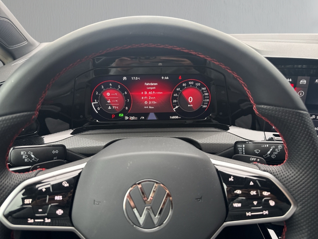 Fahrzeugabbildung Volkswagen Golf VIII 2.0 DSG AHK LED+ LHZ SHZ digiCock PDC