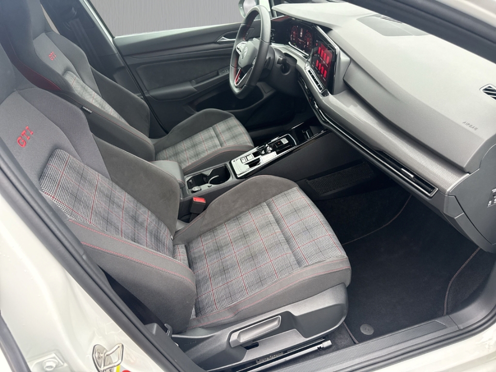 Fahrzeugabbildung Volkswagen Golf VIII 2.0 DSG AHK LED+ LHZ SHZ digiCock PDC