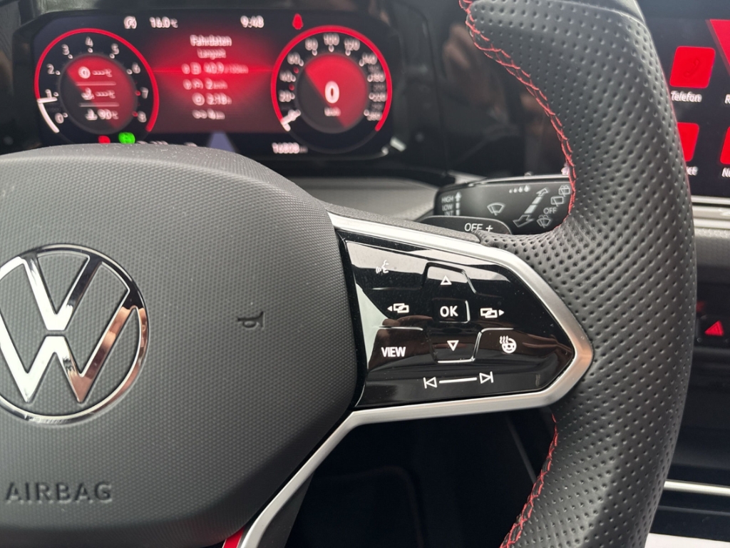 Fahrzeugabbildung Volkswagen Golf VIII 2.0 DSG AHK LED+ LHZ SHZ digiCock PDC