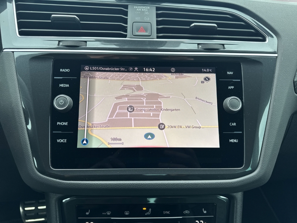 Fahrzeugabbildung Volkswagen Tiguan 1.5 TSI DSG R-Line ACC PDCv+h LED SHZ Keyless