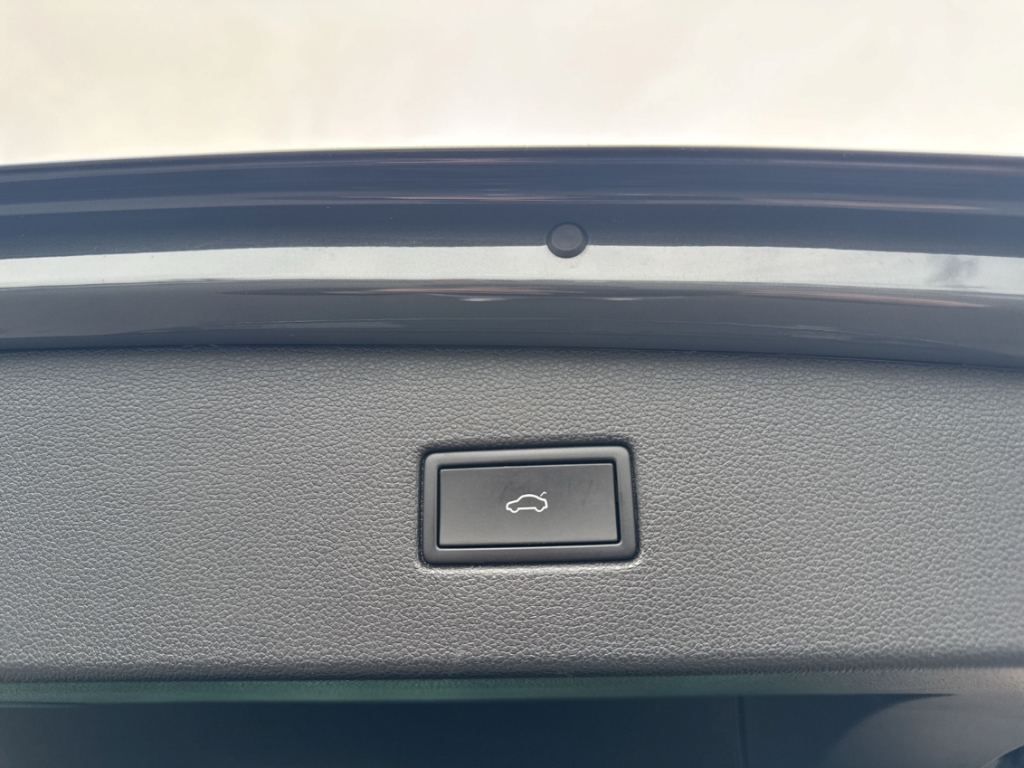 Fahrzeugabbildung Volkswagen Tiguan 1.5 TSI DSG R-Line ACC PDCv+h LED SHZ Keyless