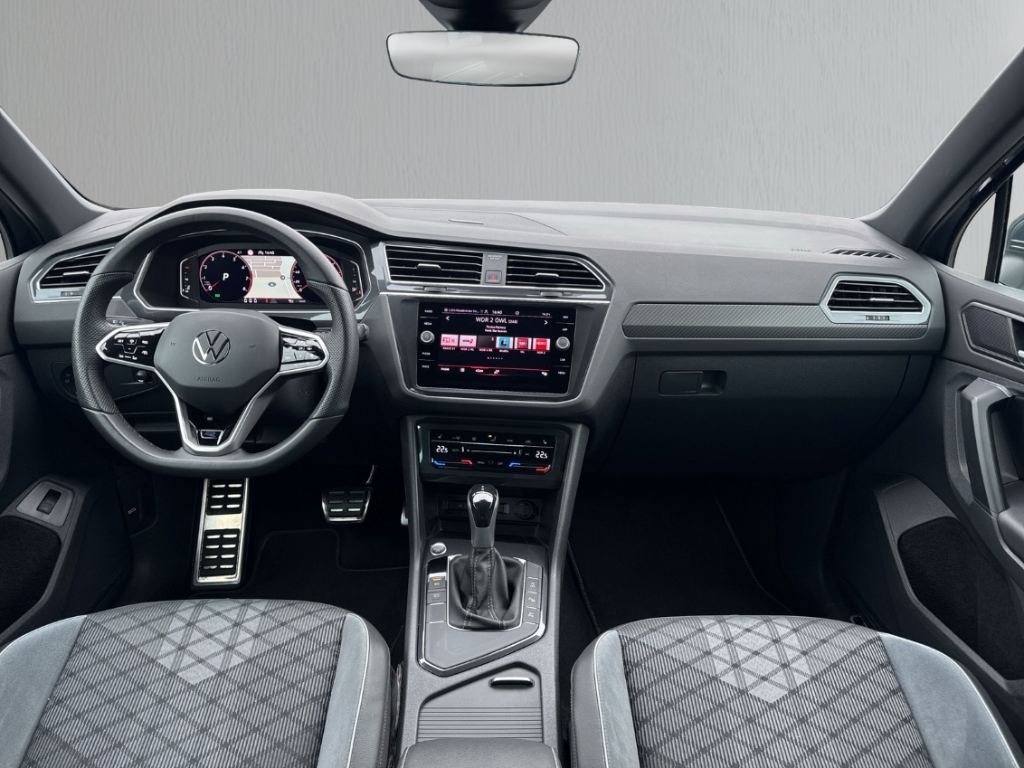 Fahrzeugabbildung Volkswagen Tiguan 1.5 TSI DSG R-Line ACC PDCv+h LED SHZ Keyless