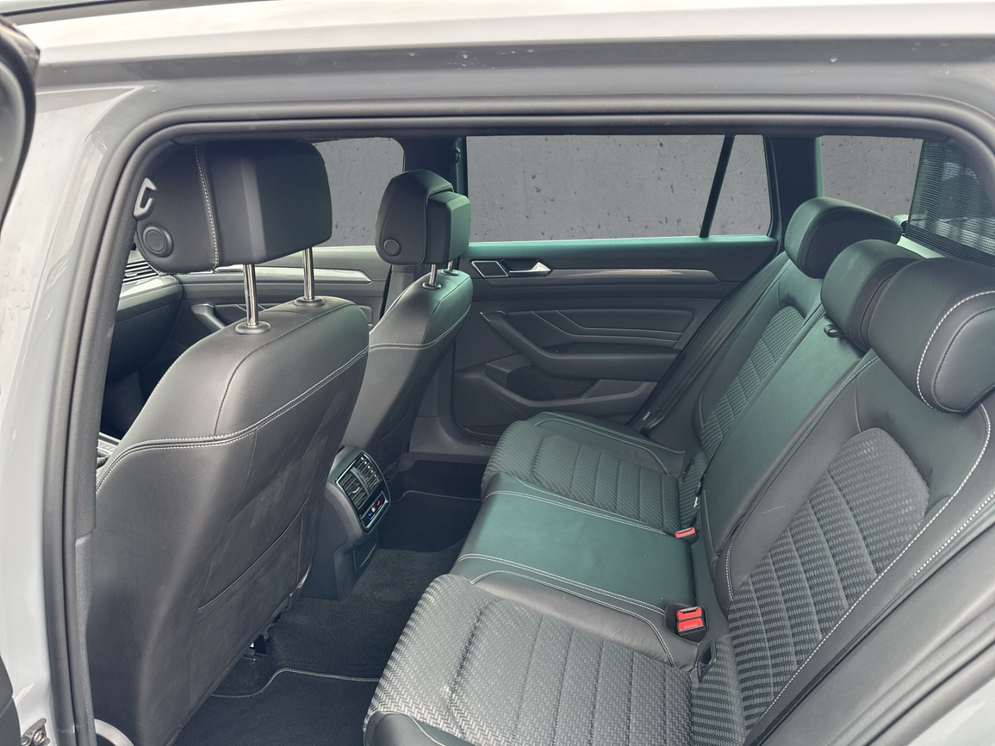 Fahrzeugabbildung Volkswagen Passat TDI VAR. R-LINE NAV KLIM SHZ ACC MASSAGE