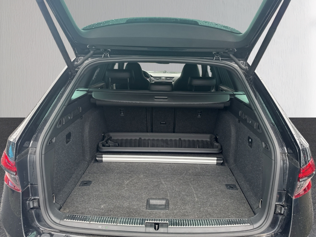 Fahrzeugabbildung SKODA Superb Combi TDI DSG Sportline AHK LED NAVI PANO MatrixBeam
