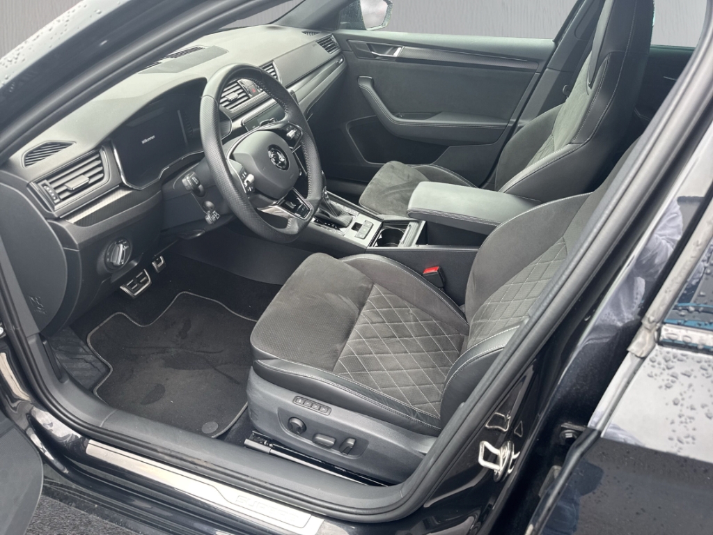 Fahrzeugabbildung SKODA Superb Combi TDI DSG Sportline AHK LED NAVI PANO MatrixBeam