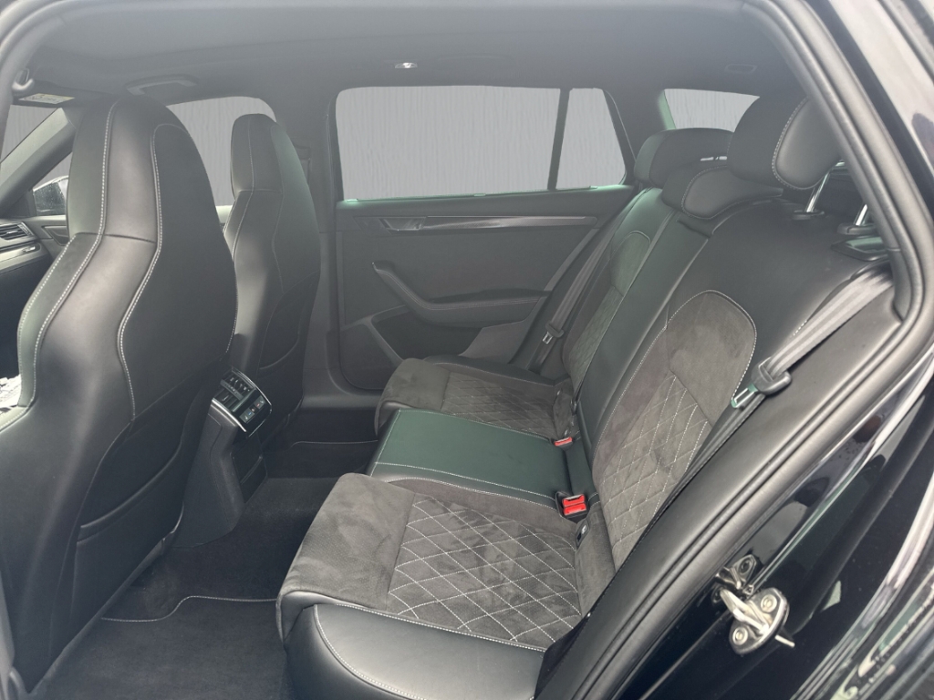 Fahrzeugabbildung SKODA Superb Combi TDI DSG Sportline AHK LED NAVI PANO MatrixBeam