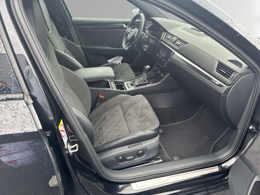 Fahrzeugabbildung SKODA Superb Combi TDI DSG Sportline AHK LED NAVI PANO MatrixBeam