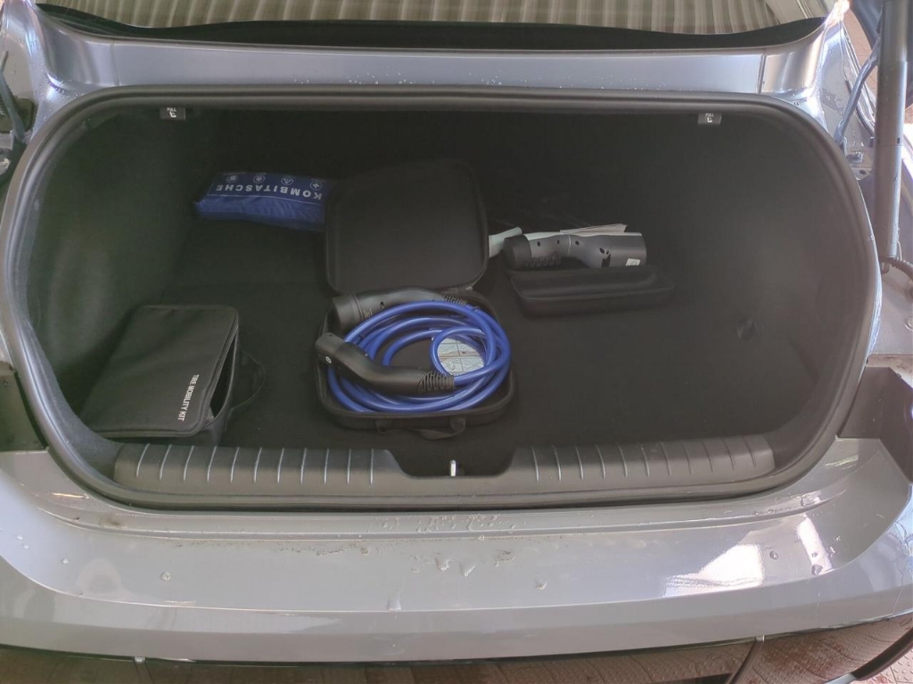 Fahrzeugabbildung Hyundai IONIQ 6 4WD 77,4kWh UNIQ Digi-Spiegel 20LM HUD Navi Digitales Cockpit Memory Sitze