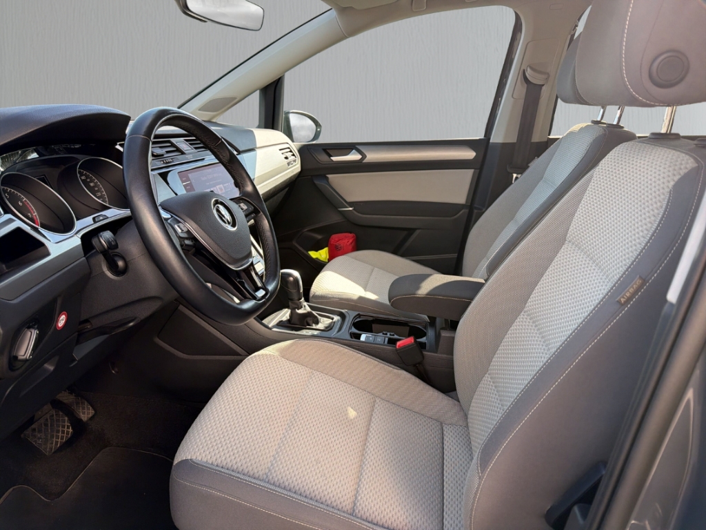 Fahrzeugabbildung Volkswagen Touran 1.5 TSI DSG 7-Sitzer Comfortline Navi ACC