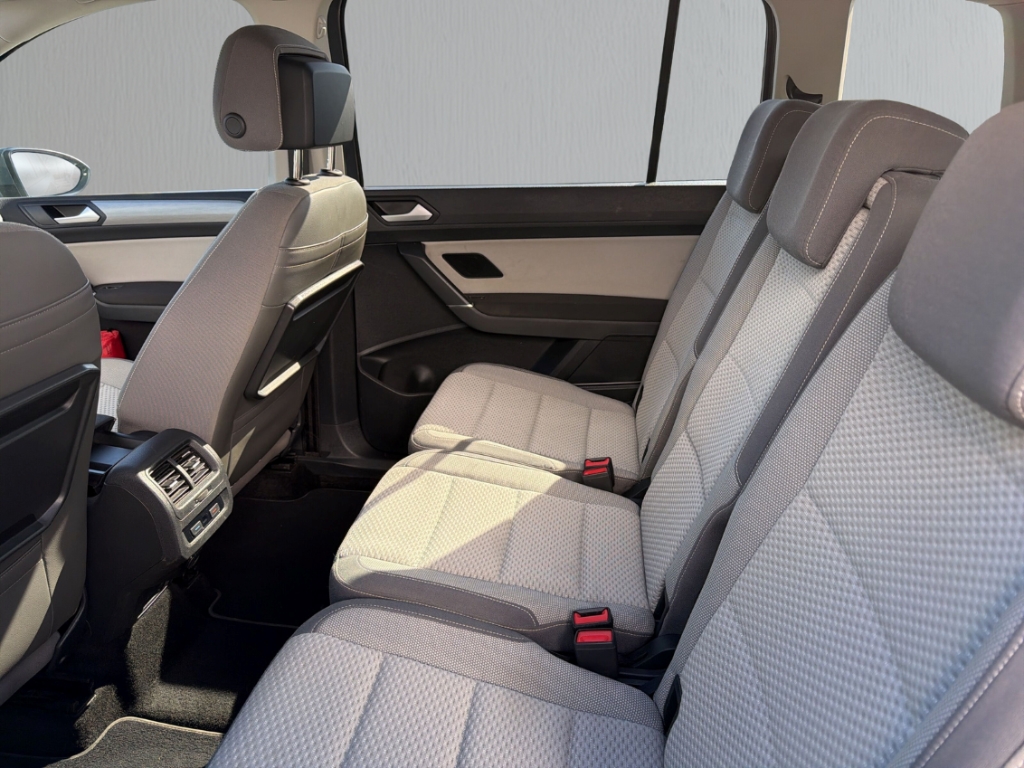 Fahrzeugabbildung Volkswagen Touran 1.5 TSI DSG 7-Sitzer Comfortline Navi ACC