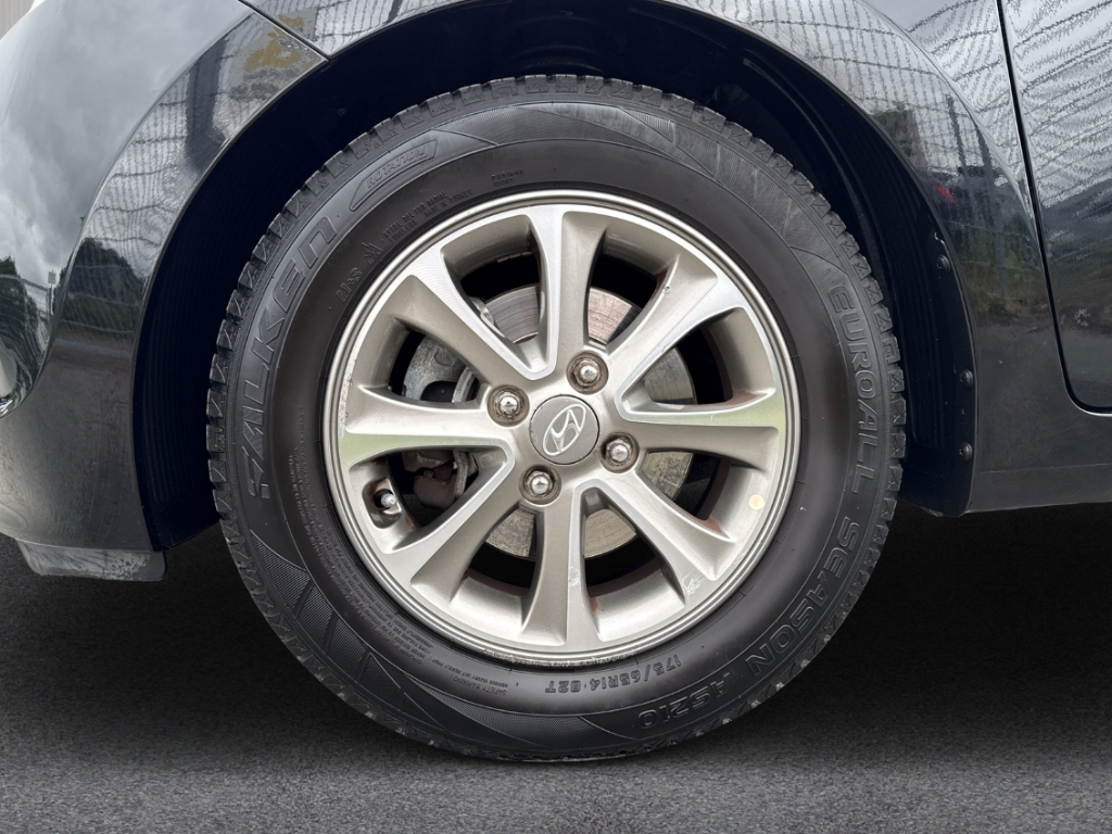 Fahrzeugabbildung Hyundai i10 1.0 FIFA Edition 1.Hand Klima SHZ BT Allwetter
