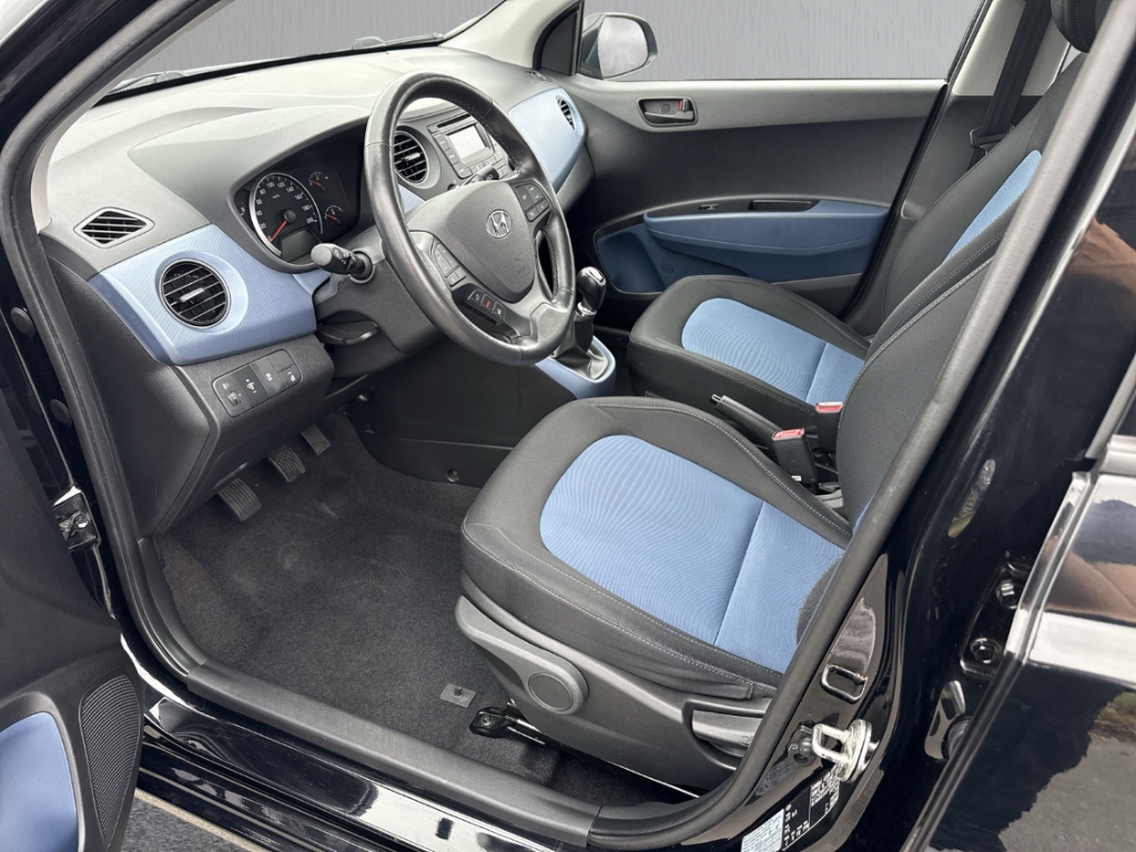 Fahrzeugabbildung Hyundai i10 1.0 FIFA Edition 1.Hand Klima SHZ BT Allwetter