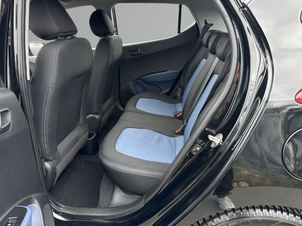 Fahrzeugabbildung Hyundai i10 1.0 FIFA Edition 1.Hand Klima SHZ BT Allwetter