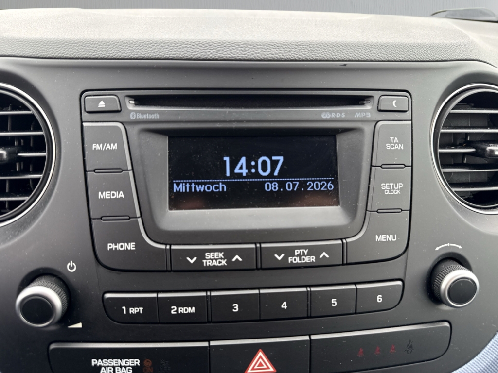 Fahrzeugabbildung Hyundai i10 1.0 FIFA Edition 1.Hand Klima SHZ BT Allwetter