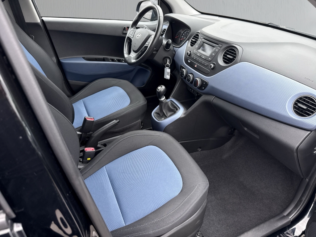 Fahrzeugabbildung Hyundai i10 1.0 FIFA Edition 1.Hand Klima SHZ BT Allwetter