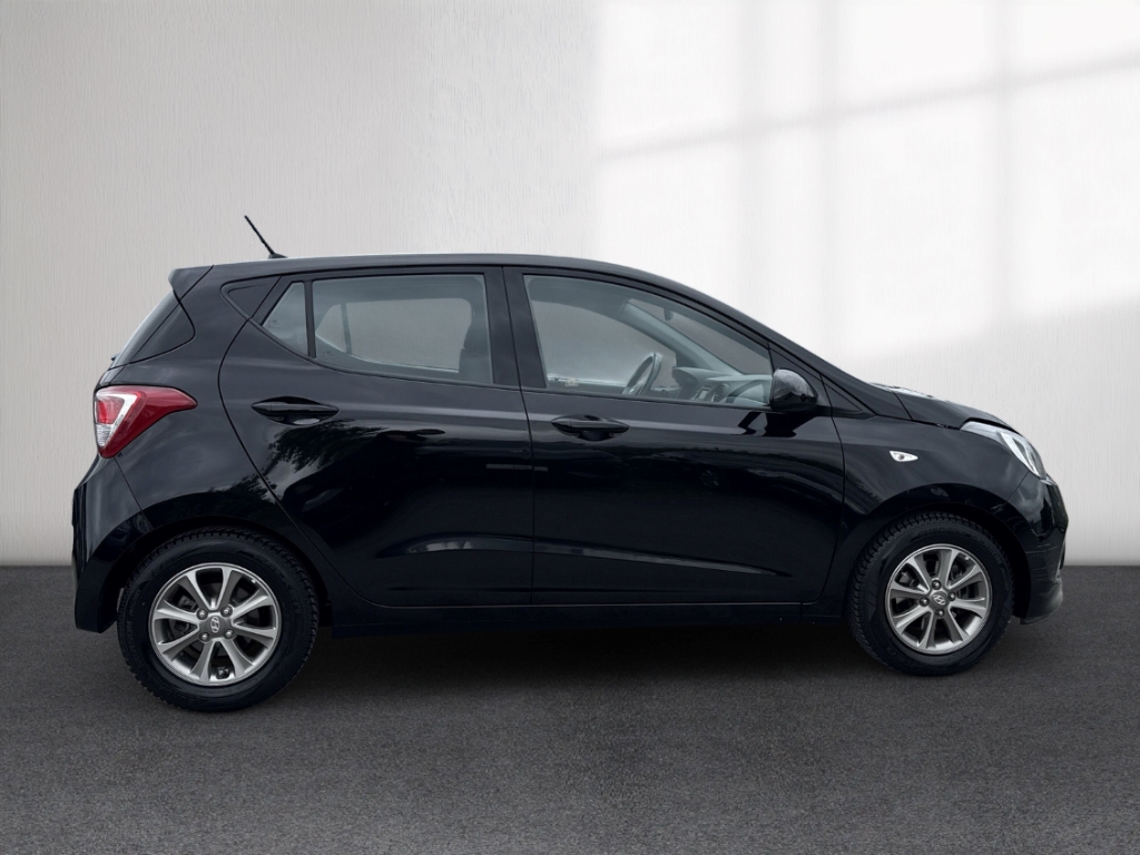 Fahrzeugabbildung Hyundai i10 1.0 FIFA Edition 1.Hand Klima SHZ BT Allwetter