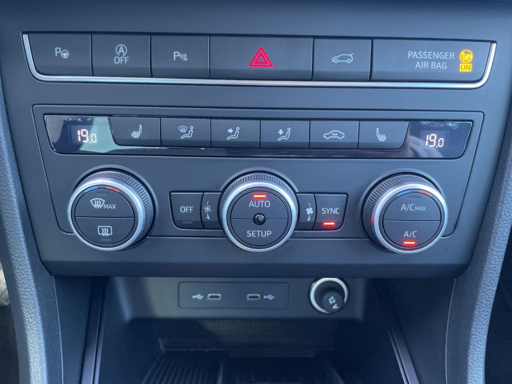 Fahrzeugabbildung SEAT Ateca 2.0 TDI Style NAV ACC SHZ LED CARPLAY Keyless PDCv+h