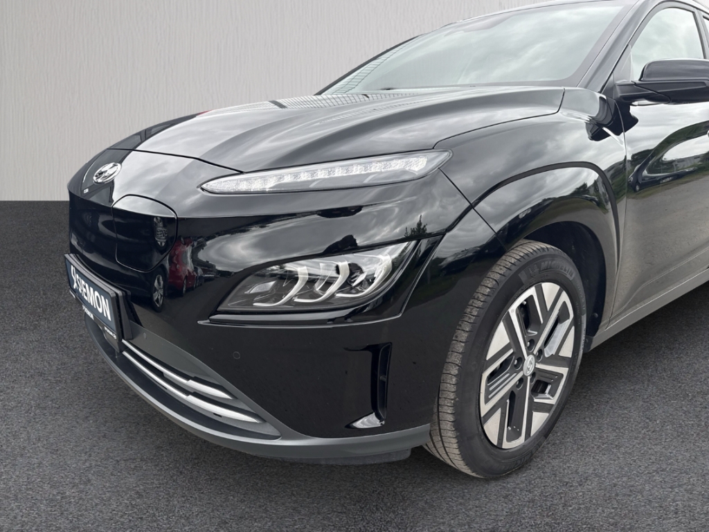 Fahrzeugabbildung Hyundai KONA EV FL 39kWh MJ23 TREND 11kWOBC Navi Schiebedach Soundsystem LED