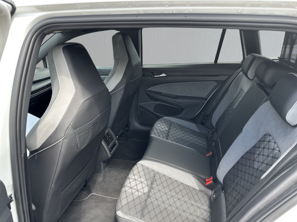 Fahrzeugabbildung Volkswagen Golf Variant 1.5 TSI R-Line Navi ACC SHZ PDC Kam