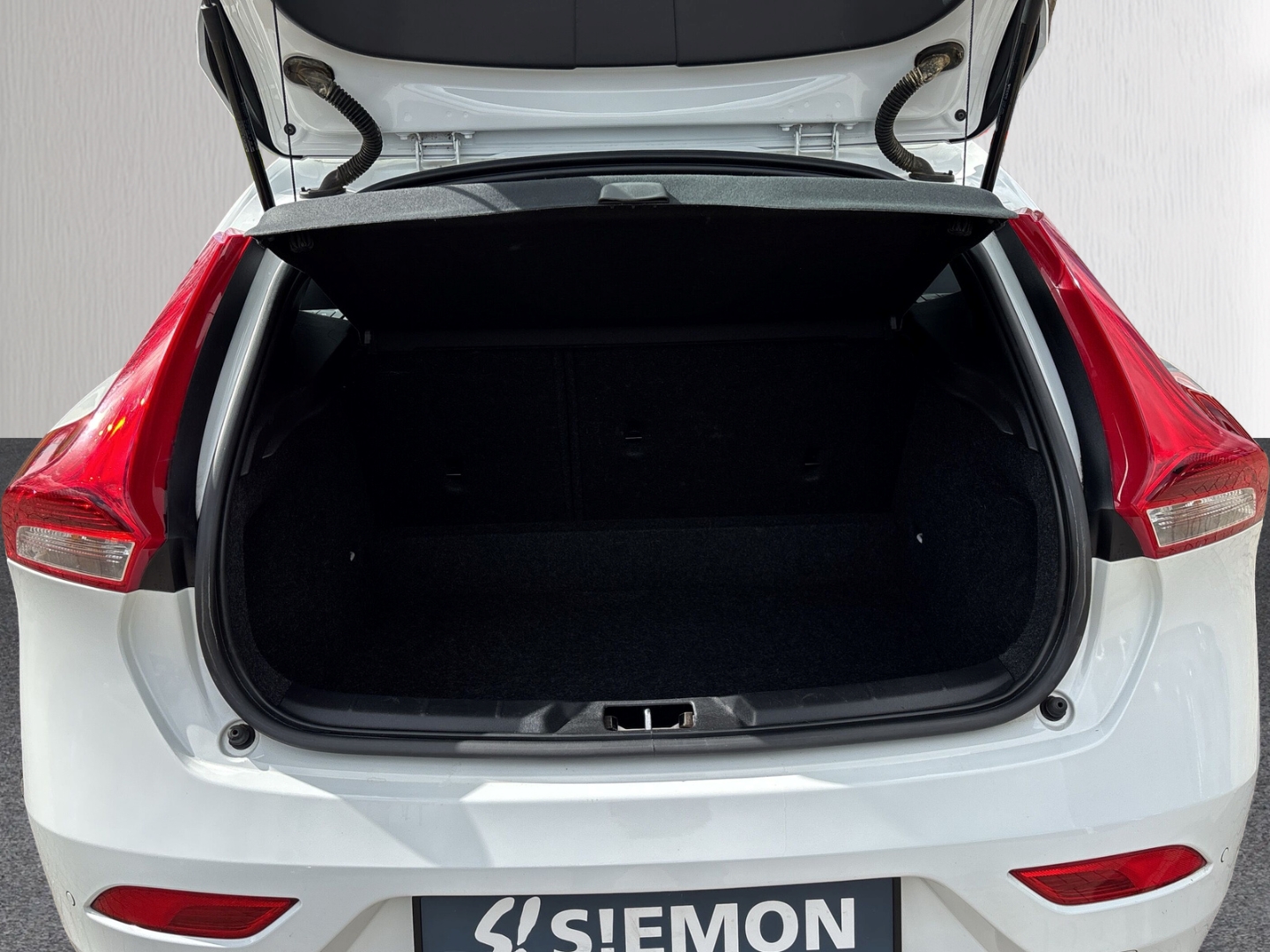 Fahrzeugabbildung Volvo V40 Momentum R-Deisgn SHZ PDC LED Navi Alu USB