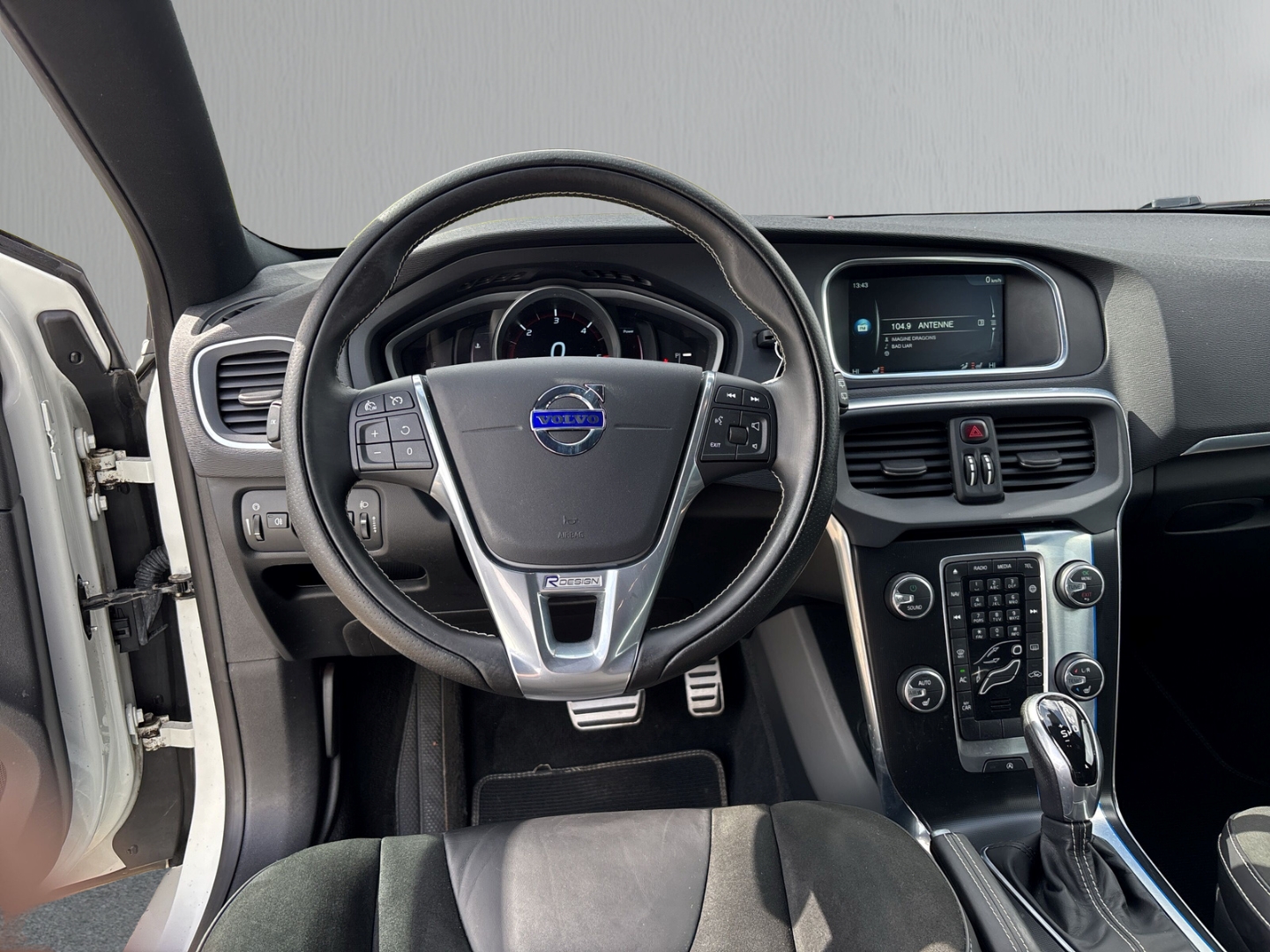 Fahrzeugabbildung Volvo V40 Momentum R-Deisgn SHZ PDC LED Navi Alu USB