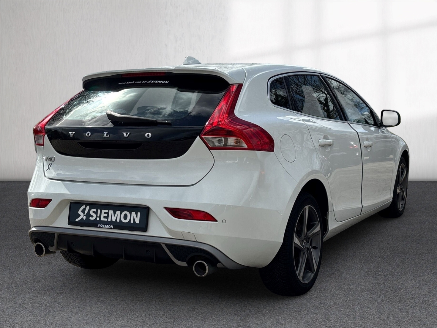 Fahrzeugabbildung Volvo V40 Momentum R-Deisgn SHZ PDC LED Navi Alu USB