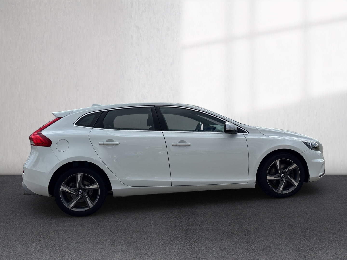Fahrzeugabbildung Volvo V40 Momentum R-Deisgn SHZ PDC LED Navi Alu USB