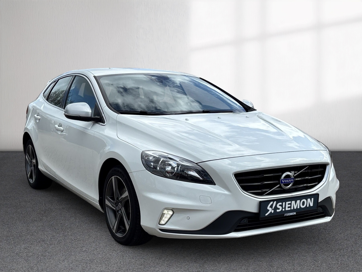 Fahrzeugabbildung Volvo V40 Momentum R-Deisgn SHZ PDC LED Navi Alu USB