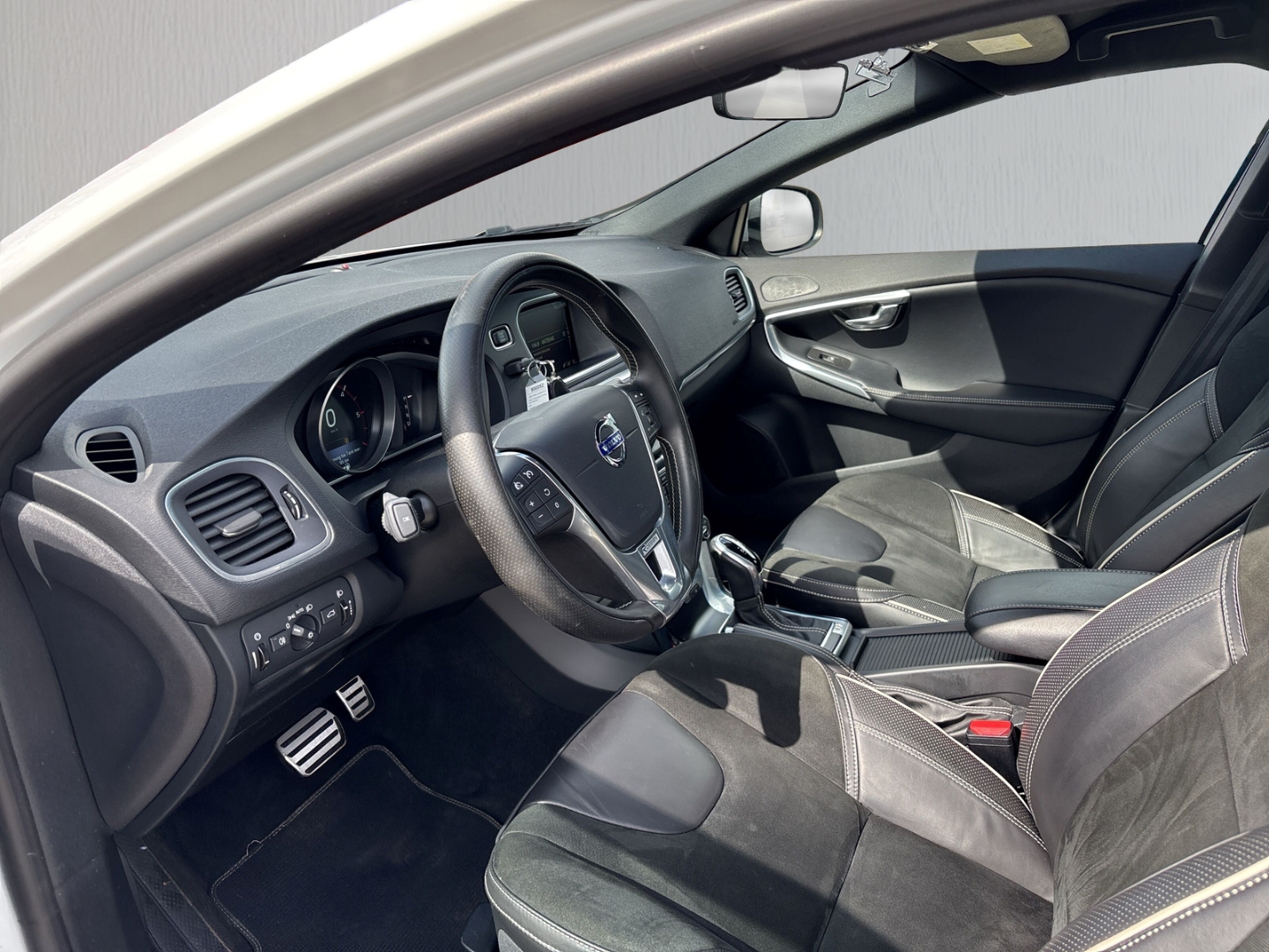 Fahrzeugabbildung Volvo V40 Momentum R-Deisgn SHZ PDC LED Navi Alu USB