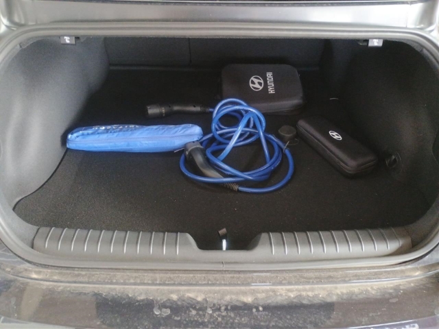 Fahrzeugabbildung Hyundai IONIQ 6 77,4kWh 2WD UNIQ Digi-Spiegel 20LM Schiebedach HUD Navi Digitales Cockpit